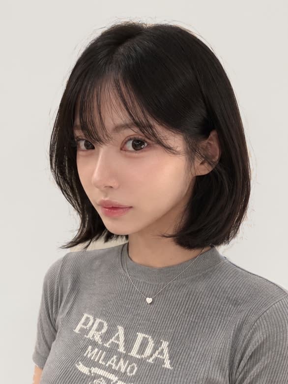 BRILLO 여성 고객 — 디렉팅 후, 앞머리를 낸 단발과 정돈된 메이크업